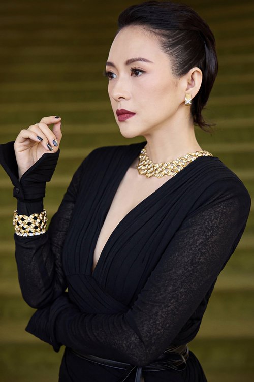 Chương Tử Di diện đầm Công Trí dự Gold Gala Awards 2025