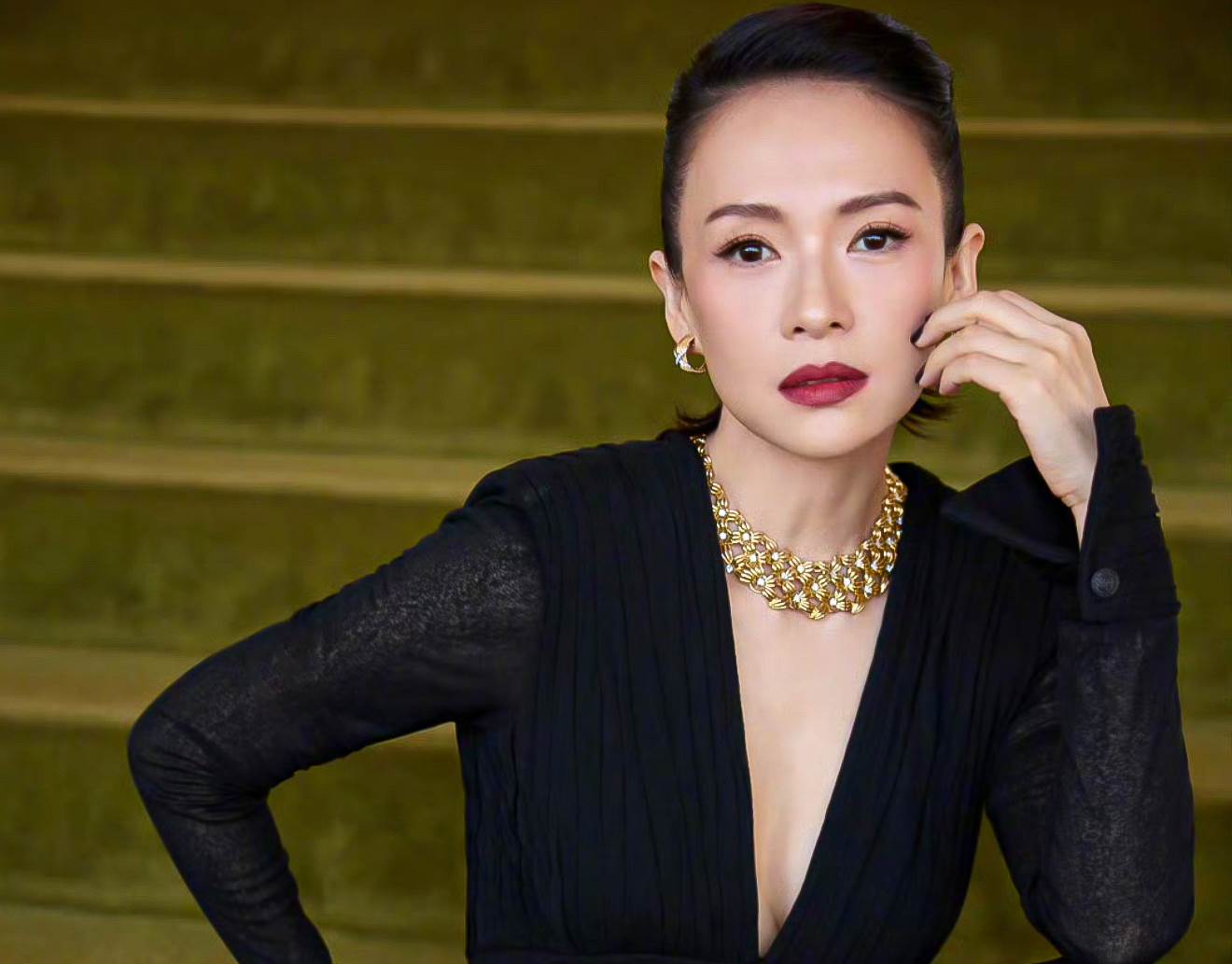 Chương Tử Di diện đầm Công Trí dự Gold Gala Awards 2025