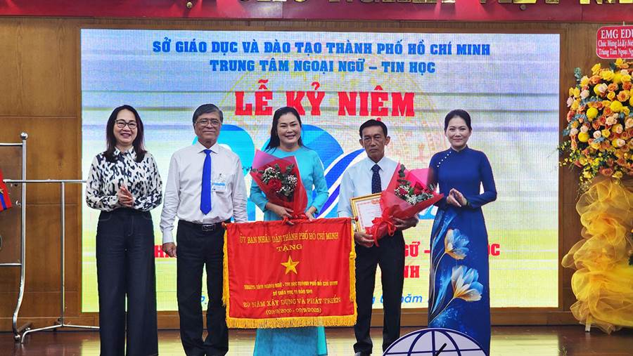 Trung tâm Ngoại ngữ &#8211; Tin học Thành phố Hồ Chí Minh Kỷ niệm 20 thành lập