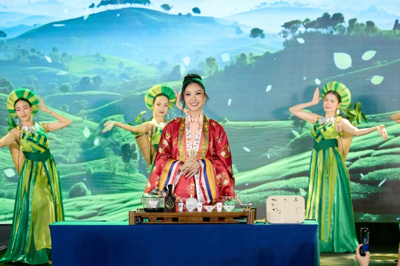 Nguyễn Hoàng Phương Linh chính thức nhận sash đại diện Việt Nam tham dự Miss Cosmo 2025