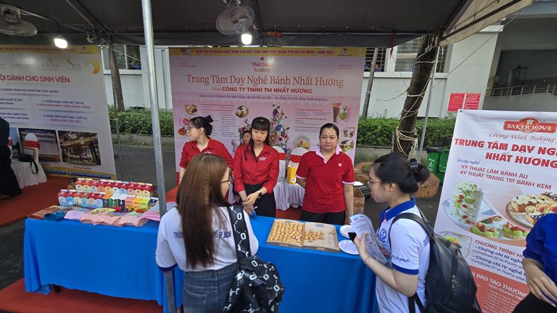 ơn 2.000 học sinh, sinh viên đến từ các Trường Cao đẳng, Trung cấp nghề