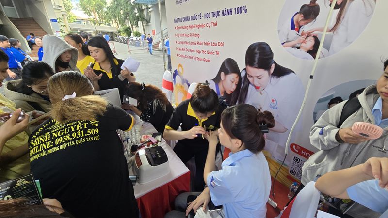 ơn 2.000 học sinh, sinh viên đến từ các Trường Cao đẳng, Trung cấp nghề