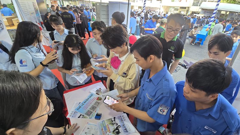 ơn 2.000 học sinh, sinh viên đến từ các Trường Cao đẳng, Trung cấp nghề