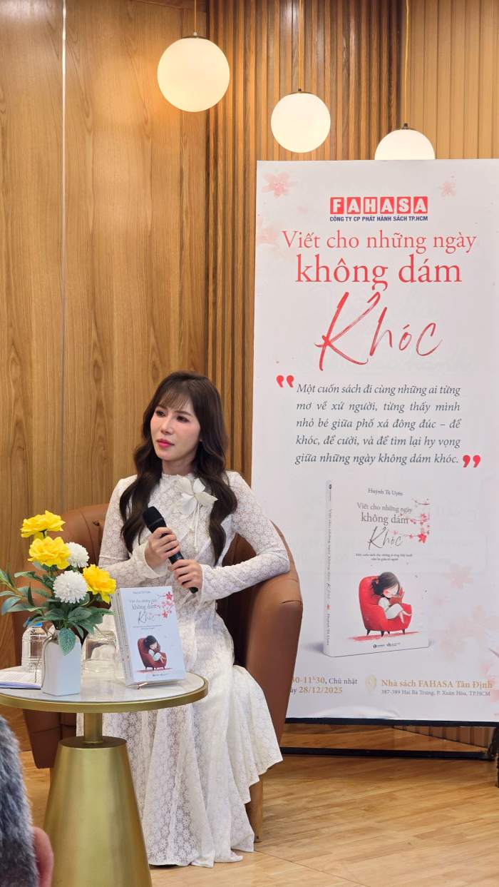 Ca sĩ Huỳnh Tú Uyên ra mắt tự truyện về hành trình nhiều năm sống và làm việc tại Mỹ