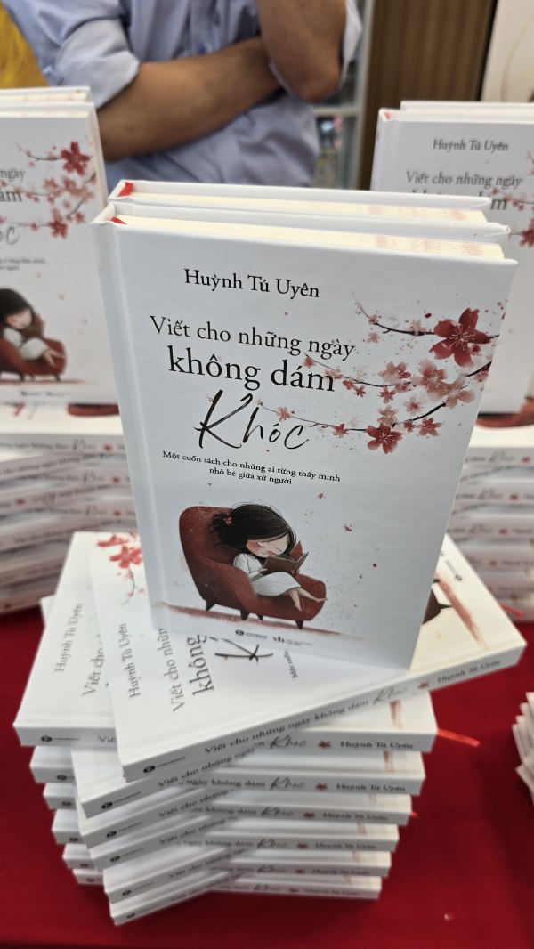 Ca sĩ Huỳnh Tú Uyên ra mắt tự truyện về hành trình nhiều năm sống và làm việc tại Mỹ