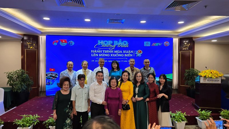 Quỹ Học bổng Vừ A Dính mong muốn dựng cột mốc chủ quyền biển đảo bằng con người