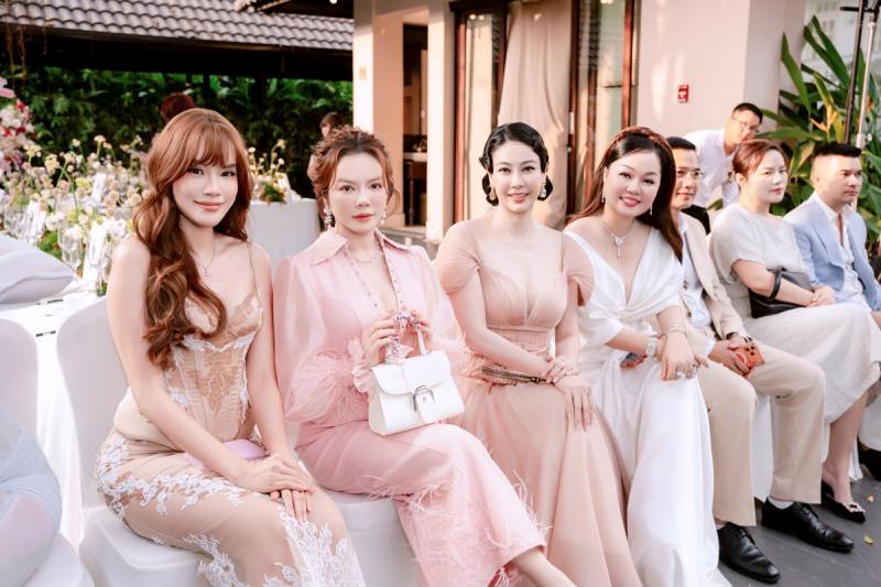 Hoa hậu Hoàng Thanh Nga tỏa sáng tại sự kiện của NTK Đỗ Long