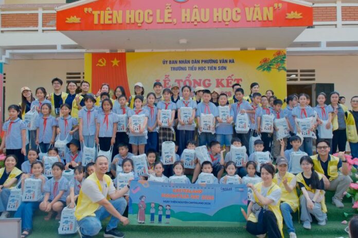 CapitaLand Development trao tặng dụng cụ học tập cho hơn 2.000 học sinh