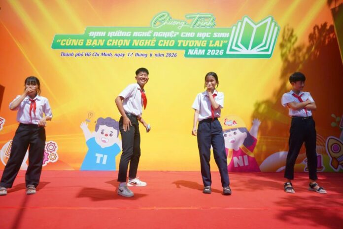z7927978113980_5b83d1c91d6372c0bdd4582452492b11 Định hướng nghề nghiệp từ bậc THCS: Giúp học sinh không “đi lạc” giữa vô vàn lựa chọn