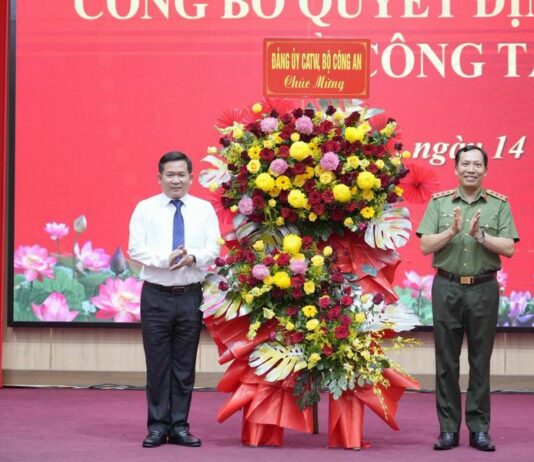 Trung tướng Đinh Văn Nơi giữ chức Phó Bí thư Tỉnh ủy An Giang