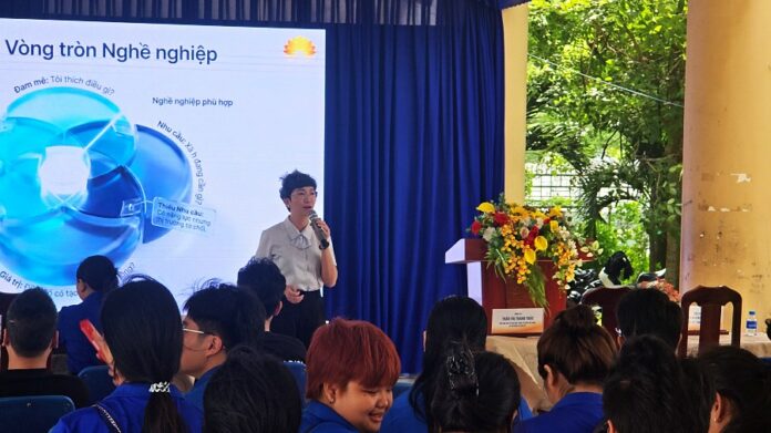 sieuthivieclam.vn - yes center (24) Thị trường lao động thay đổi nhanh, người trẻ cần gì để không bị bỏ lại phía sau?