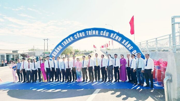 Cầu mới thông tuyến, người dân phường Bình Lợi thêm thuận lợi trong đi lại, giao thương