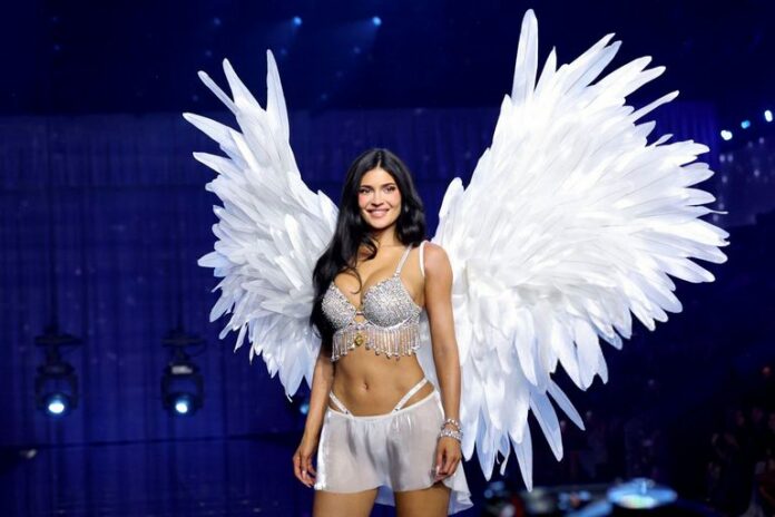 Victoria’s Secret Fashion Show 2026: Kylie Jenner gây chú ý với nội y 50 triệu USD