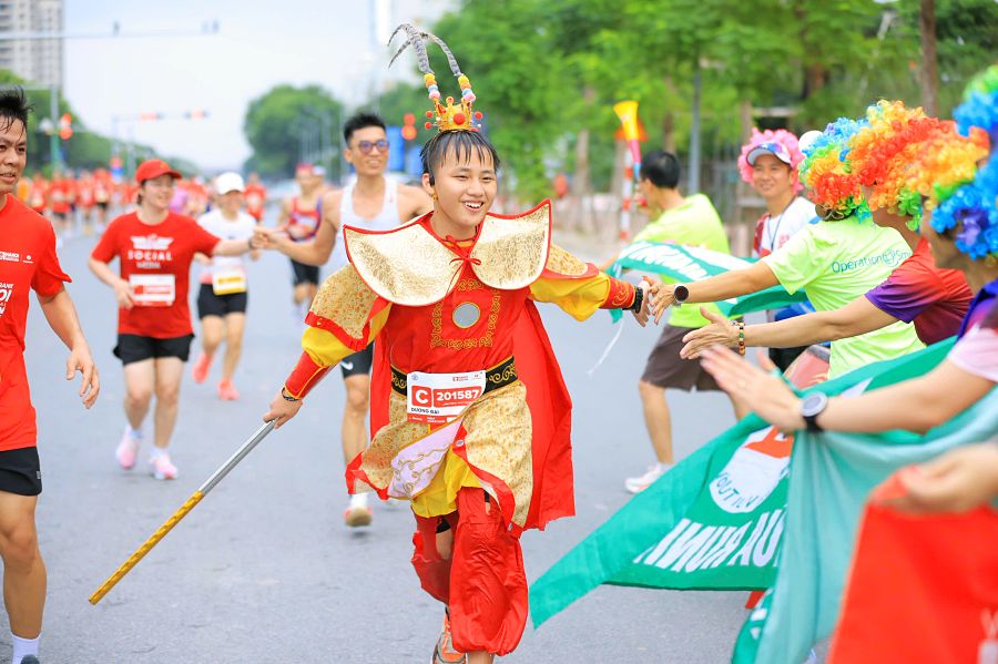 Hai chân chạy Việt Nam vô địch Marathon Quốc tế Hà Nội 2026