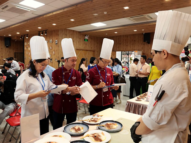 Chàng trai trẻ nuôi ước mơ làm bánh tỏa sáng từ niềm đam mê nghề nghiệp