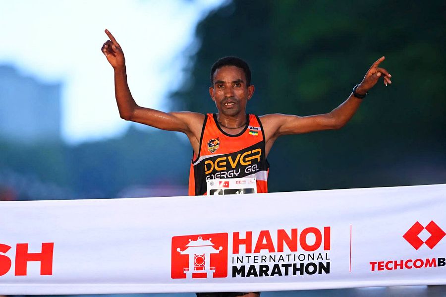 Hai chân chạy Việt Nam vô địch Marathon Quốc tế Hà Nội 2026