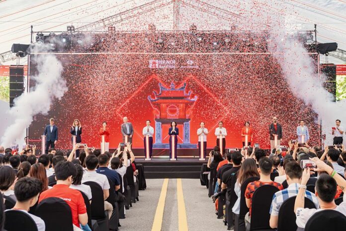 Khoảnh khắc khai mạc_1 Mùa thứ 5 Marathon Hà Nội Techcombank mở rộng dấu ấn trên bản đồ chạy bộ quốc tế
