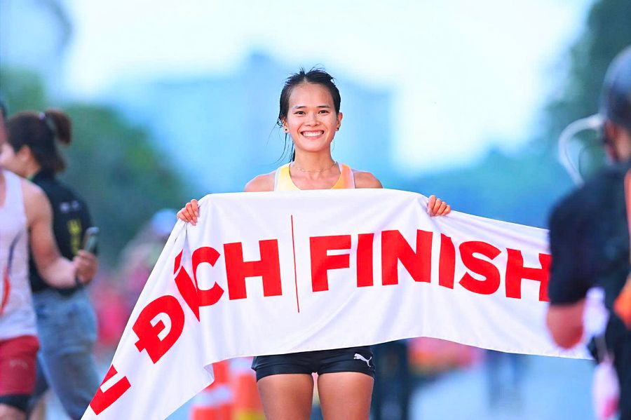 Hai chân chạy Việt Nam vô địch Marathon Quốc tế Hà Nội 2026