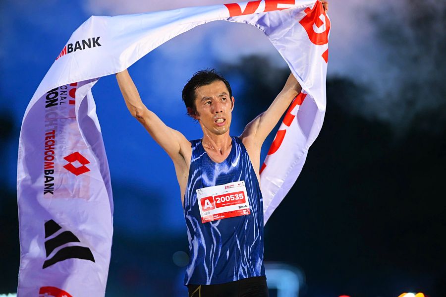 Hai chân chạy Việt Nam vô địch Marathon Quốc tế Hà Nội 2026